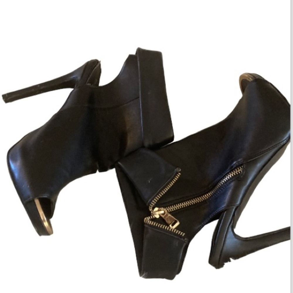 Head out with the perfect versatile black shoe